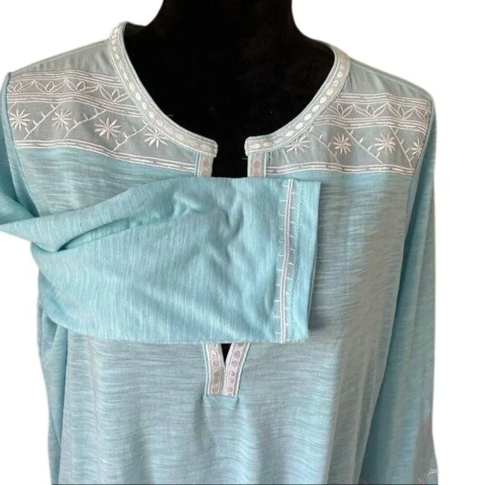 Urban Outfitters small Embroidered 3/4 Sleeve Top V Neck EUC - Picture 5 of 8